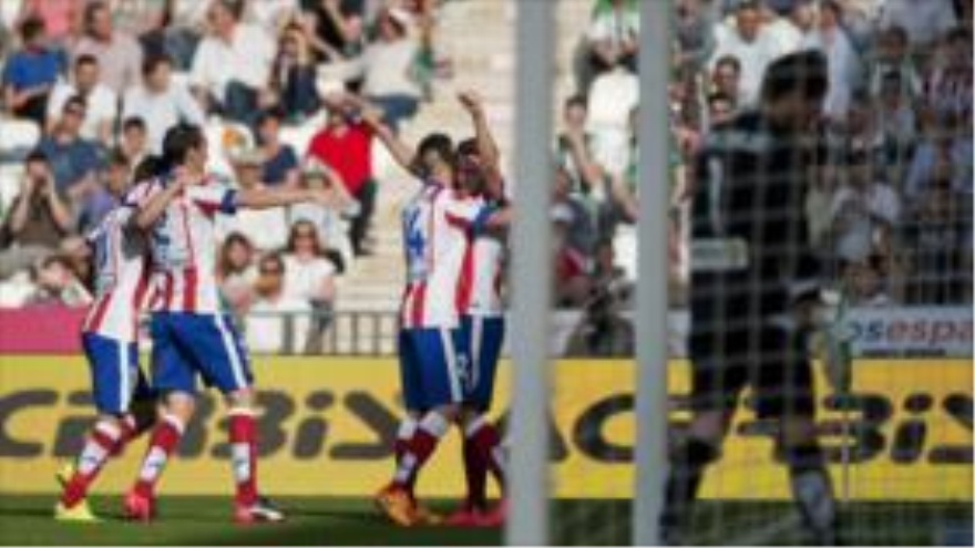 Los jugadores del Atlético de Madrid celebran su triunfo ante el Córdoba, 4 de abril de 2015