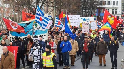 Miles de alemanes desfilan por la paz y contra las guerras de la OTAN