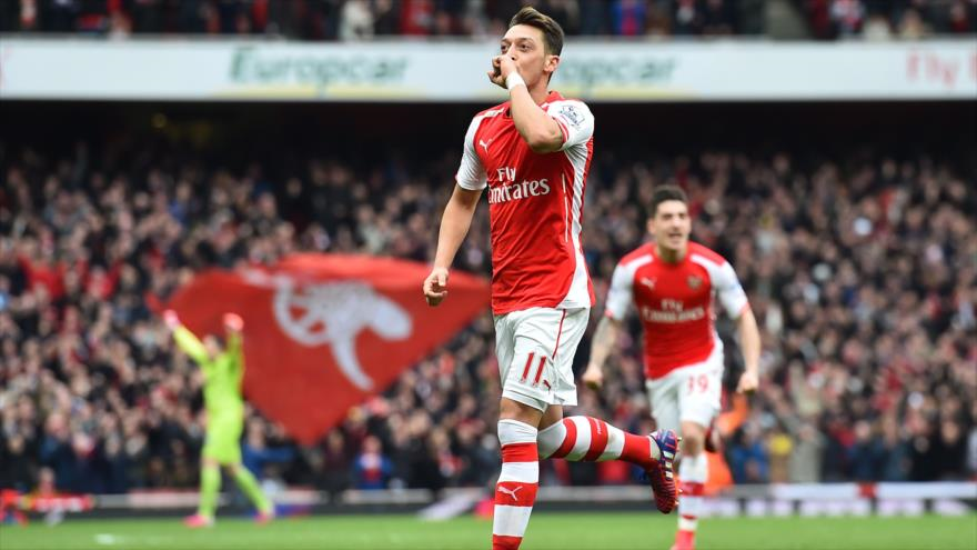 Mesut Özil, el jugador del Arsenal celebra su gol ante el Liverpool, 4 de abril de 2015