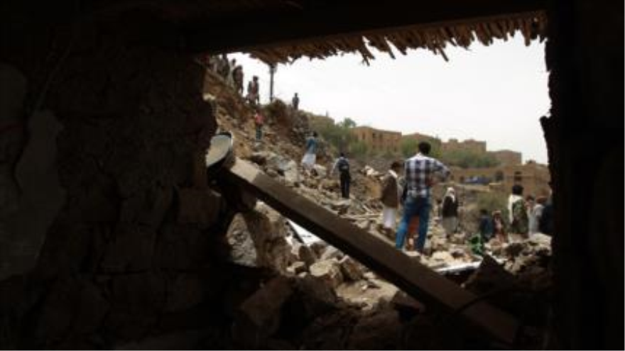 Escombros de viviendas yemeníes tras los ataques aéreos de Arabia Saudí. 4 de abril de 2015