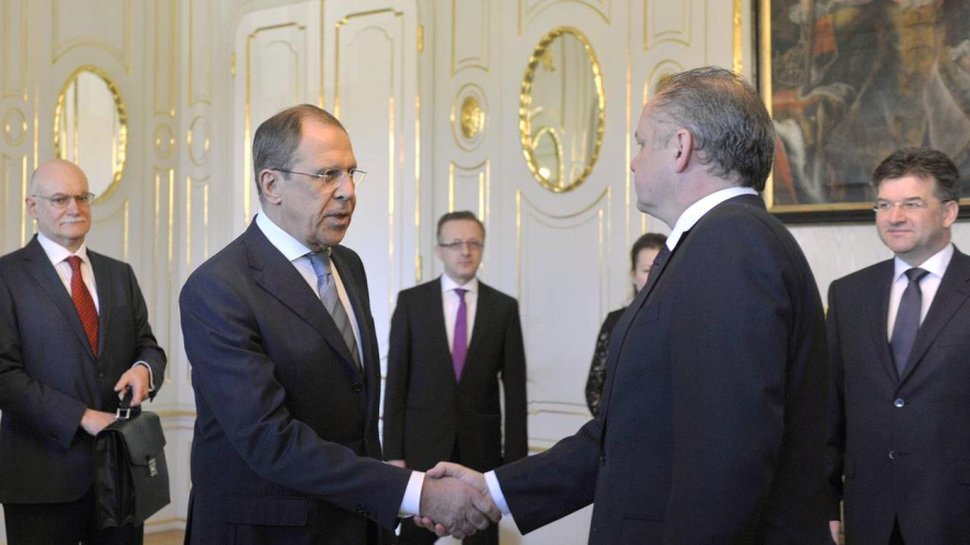 El presidente eslovaco Andrej Kiska (dcha.) recibe en Bratislava al ministro ruso de Exteriores, Serguei Lavrov (izda.). 4 de abril de 2014