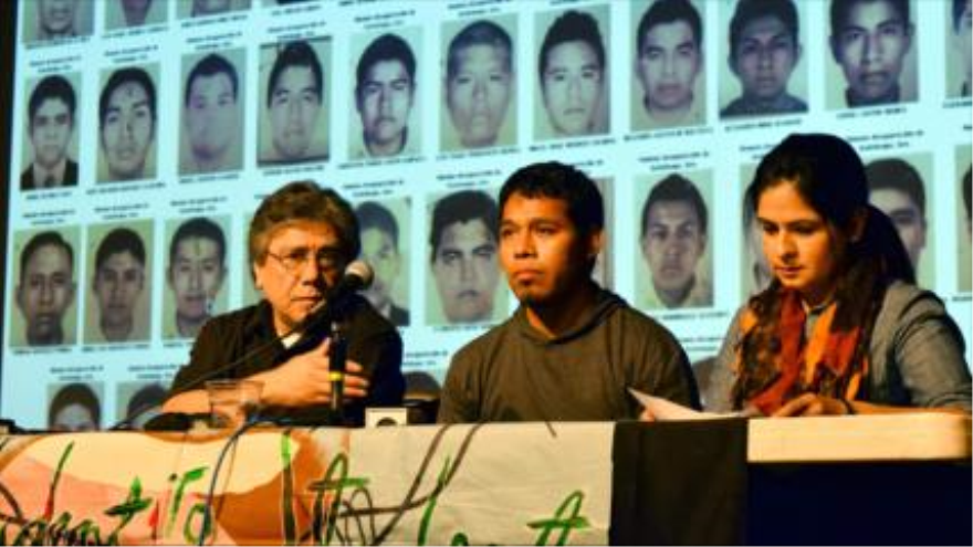Familiares de los 43 estudiantes desaparecidos de México en rueda de prensa para anunicar su iniciativa