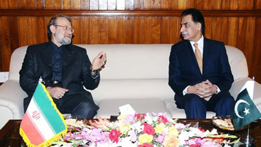 El presidente del Parlamento iraní, Ali Lariyani, y el presidente de la Asamblea Nacional paquistaní, Sardar Ayaz Sadiq