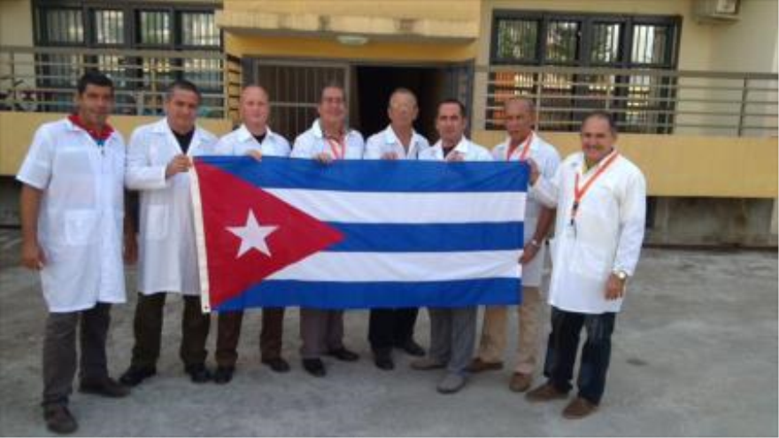 Algunos médicos y técnicos cubanos que realizan servicios internacionalistas
