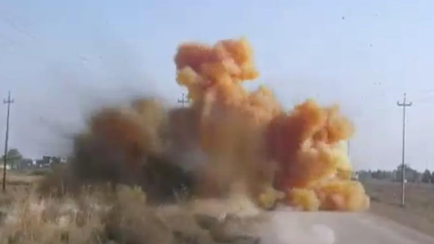 La explosión de una mina cargada de sustancias químicas en la vera de un camino en Irak