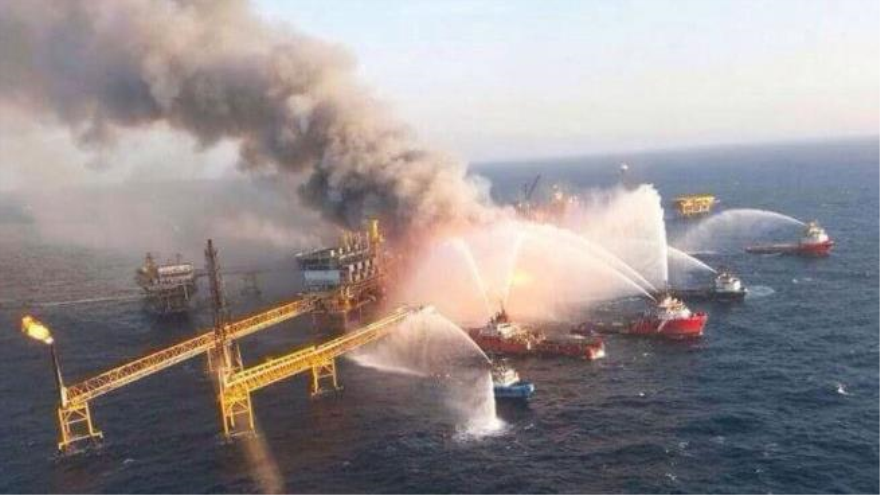 Barcos de agua intentan sofocar el incendio de la plataforma Abkatun Permanente, ubicada frente a la Península de Yucatán, sureste de México.
