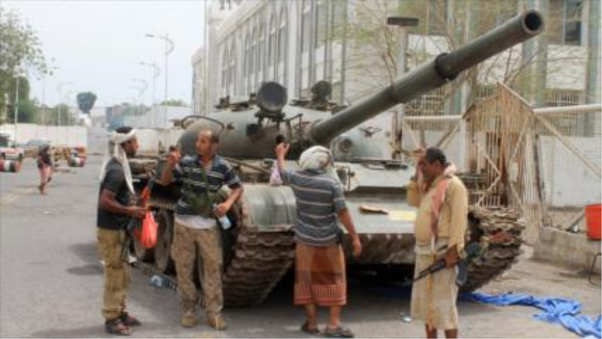 Combatientes del movimiento popular Ansarolá junto con el Ejército yemení