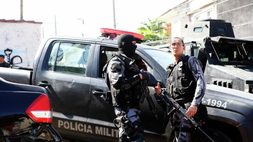 Dos agentes de policía en Brasil
