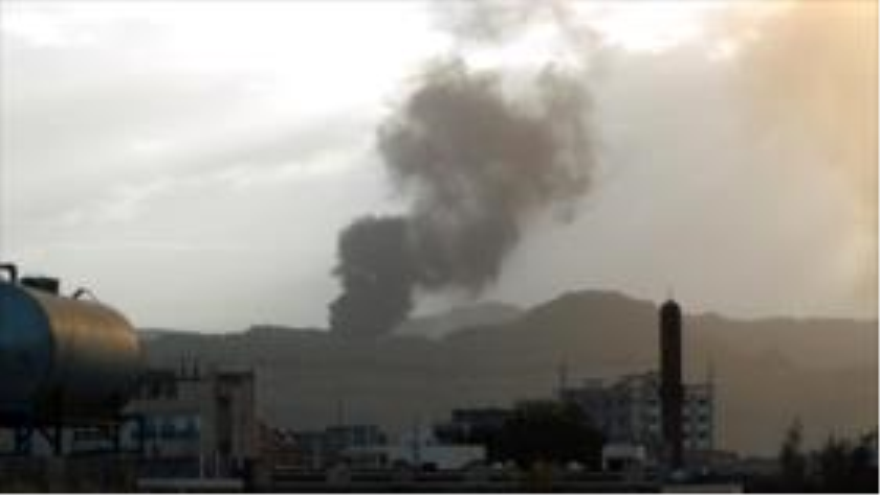 Humo y llamas alzándose, supuestamente, de posiciones de Ansarolá tras un ataque aéreo saudí cerca de Saná, capital yemení. 6 de abril de 2015