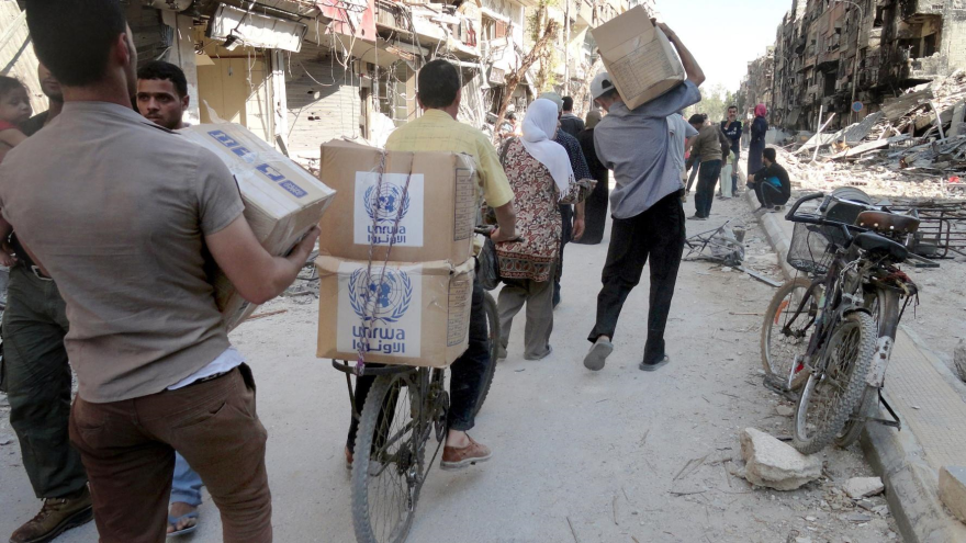 La Agencia de Naciones Unidas para los Refugiados Palestinos en Oriente Medio (UNRWA, por sus siglas en inglés) distribuye ayudas humanitarias en el campo de refugiados palestinos de Al-Yarmuk en Siria