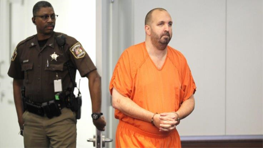 Craig Stephen Hicks, militante ateo que ha confesado haber matado a tres estudiantes musulmanes en Carolina del Norte (noreste de EE.UU.), custodiado por un guardia