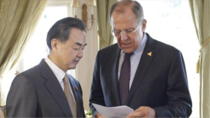 El ministro chino de Exteriores, Wang Yi (izqda), y su homólogo ruso, Serguei Lavrov