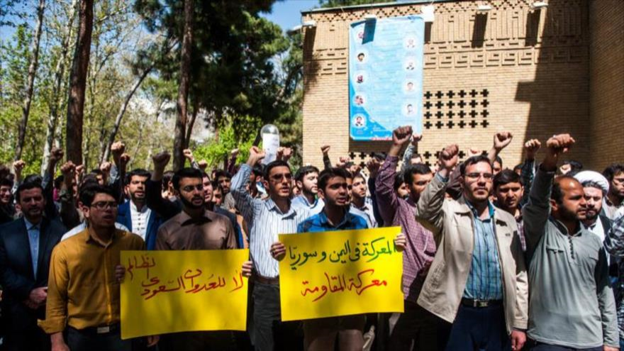 Un grupo de estudiantes iraníes protestan contra la agresión saudí a Yemen en una manifestación en Teherán (capital persa). 7 de abril de 2015