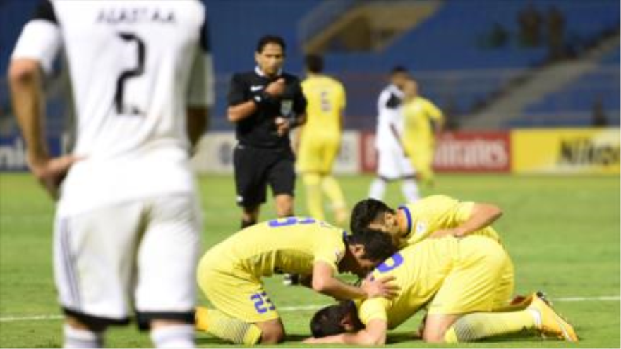 Los "amarillos" de Naft de Teherán (Irán) celebran su victoria ante Al-Shabab de Arabia Saudí. 7 de abril de 2015