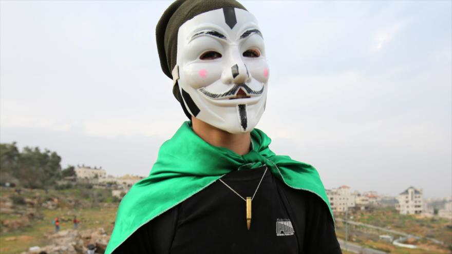 Un palestino lleva la máscara utilizada por Anonymous en una manifestación antisraelí.