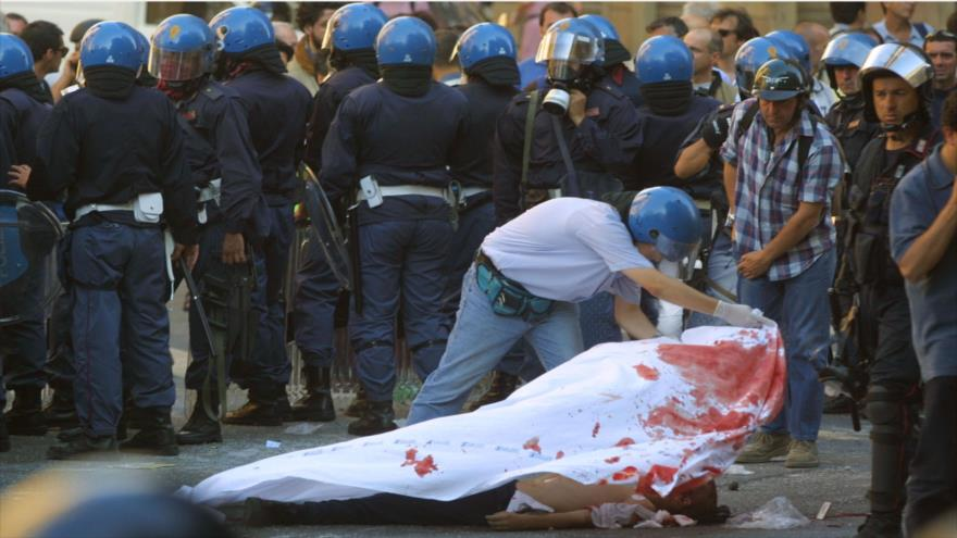 Un manifestante golpeado por la Policía italiana durante la cumbre de Grupo de los Ochos (G8) en 2011en Génova, Italia.