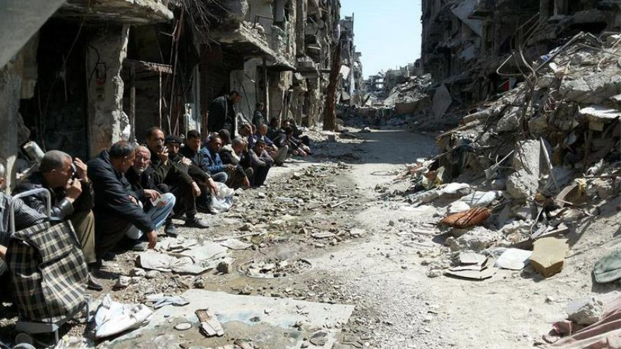 Habitantes del campo de refugiados de Al-Yarmuk en Damasco, Siria