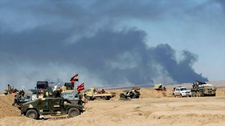 El humo del incendiado pozo de petróleo de Ayil, en el este de la ciudad iraquí de Tikrit