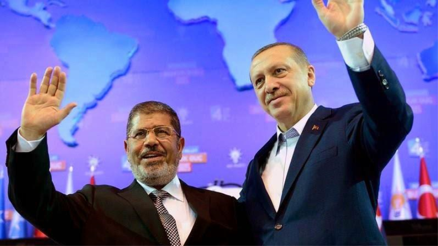 El presidente turco, Recep Tayyip Erdogan, (derecha) y el expresidente egipcio, Mohamad Mursi.