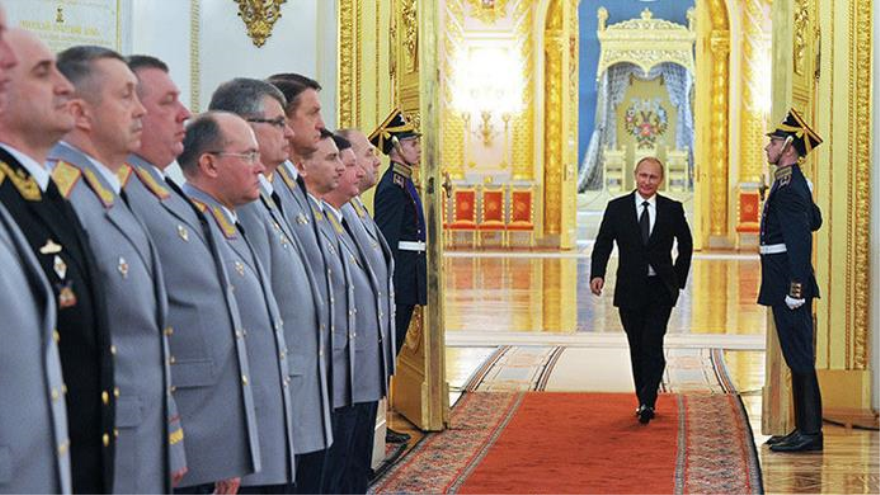 El presidente ruso, Vladimir Putin, en la ceremonia de presentación de los altos oficiales en el Kremlin. 9 de abril de 2015