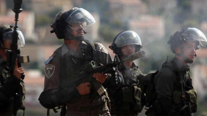 Soldados israelíes disparan contra Palestinos