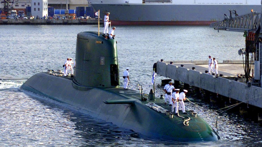 Submarino alemán clase Dolphin en la ciudad portuaria de Haifa, territorios ocupados, tras llegar desde Alemania