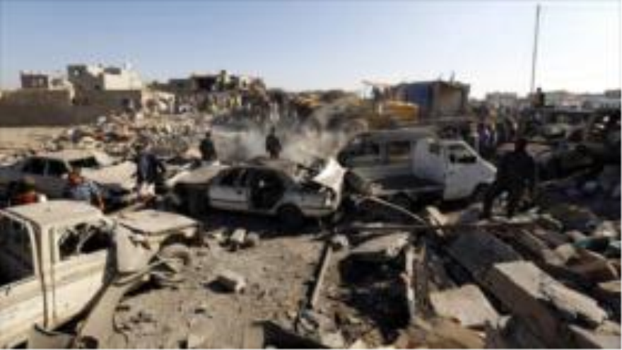 Yemeníes buscan a sobrevivientes bajo los escombros dejados por los bombardeos saudíes en Saná, capital yemení. Marzo de 2015