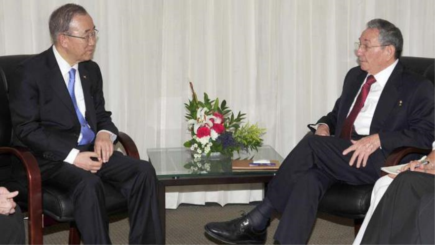 El presidente cubano, Raúl Castro, se reúne con el secretario general de la ONU, Ban Ki-moon. 10 de abril de 2015