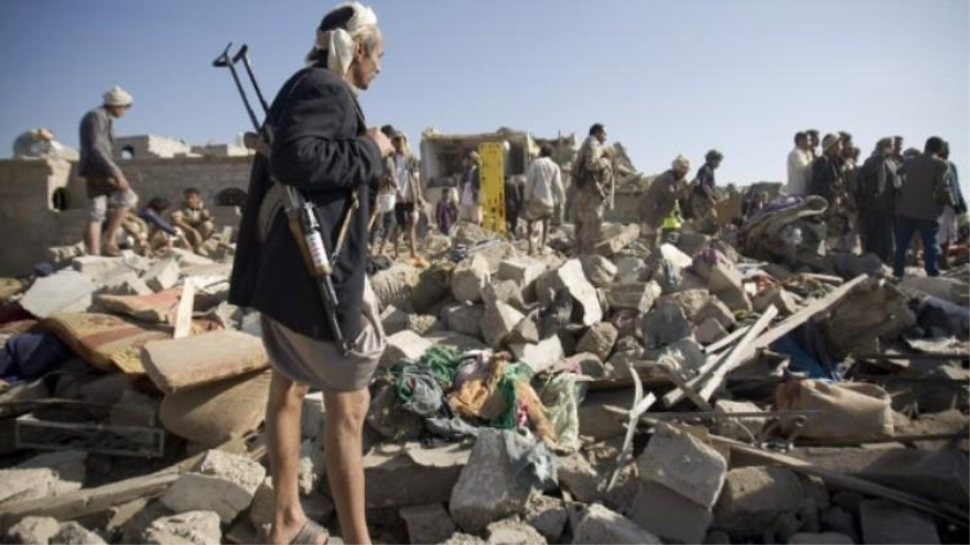 Un hombre mira los escombros derribados por ataques aéreos de Arabia Saudí en Saná, capital yemení.
