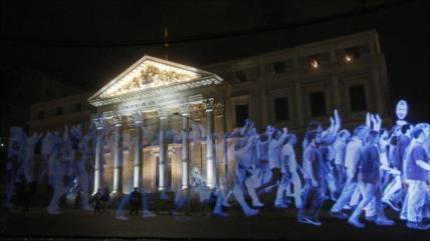 Miles de hologramas ‘protestan’ contra la represión en Madrid 