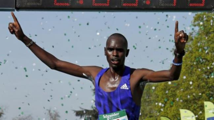 El keniano Mark Korir gana el maratón de París