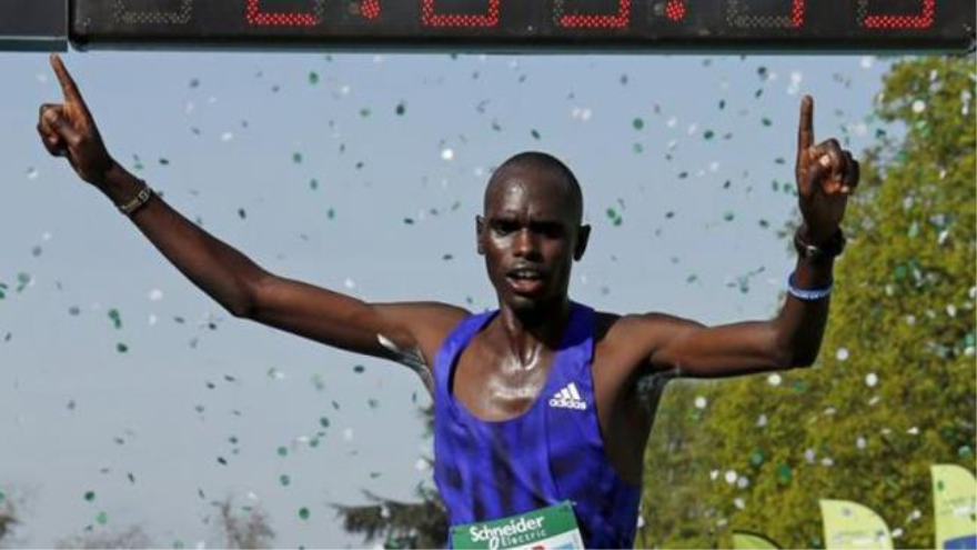 El keniano Mark Korir gana la 39ª edición del maratón de París. 12 de abril de 2015