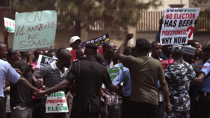 Manifestaciones en Nigeria debido a aplazamiento de las elecciones presidenciales por la amenaza de Boko Haram
