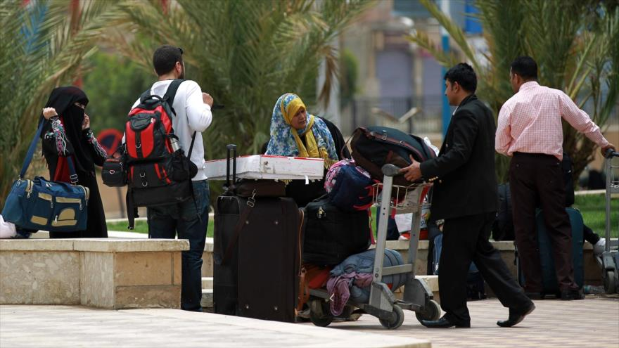 Los yemeníes esperan de ser evacuados en el aeropuerto de Saná, capital de Yemen