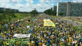 Brasileños indignados por corrupción piden la renuncia de Rousseff