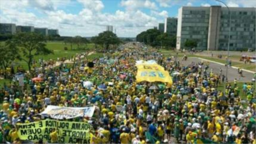 Brasileños se manifiestan contra la corrupción en la empresa estatal Petrobras. 12 de abril de 2015.