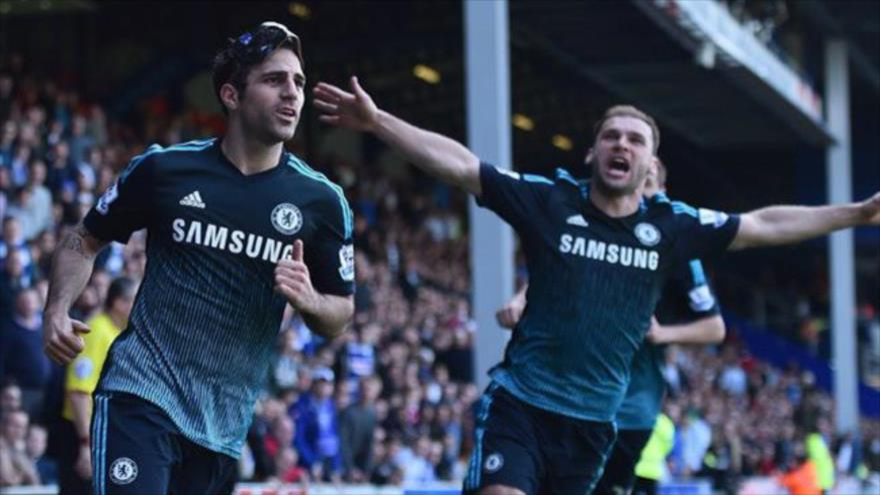 Cesc Fábregas celebra con Branislav Ivanovic después de anotar un gol a Queens Park Rangers. 12 de abril de 2015