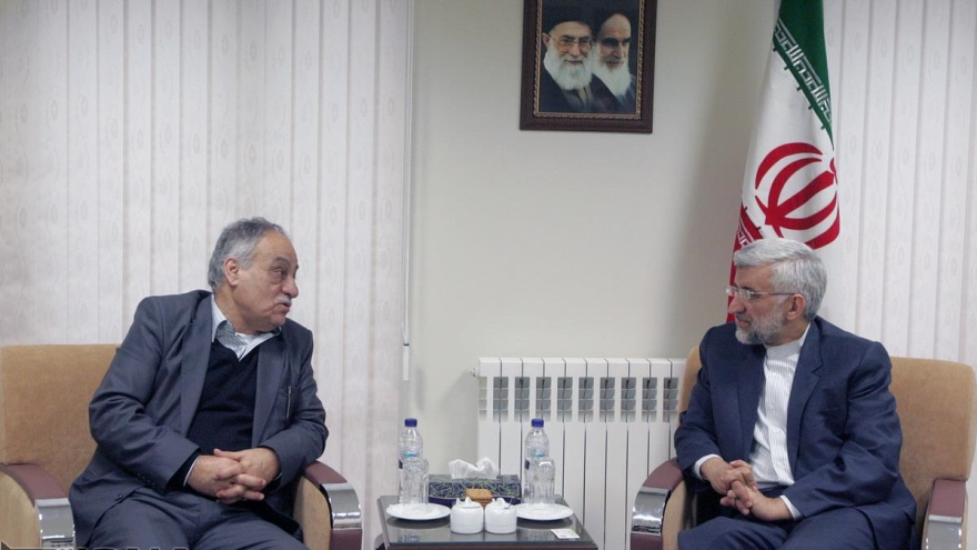 Said Yalili, miembro del Consejo de Discernimiento del Sistema de la República Islámica de Irán en una entrevista con el secretario general del Frente Popular para la Liberación de Palestina (FPLP), Abu Ahmed Fouad, en Teherán, capital de Irán. 12 de abril de 2015