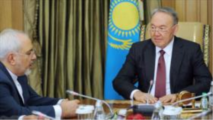 El canciller iraní, Mohamad Yavad Zarif, en un encuentro con el presidente kazajo, Nursultan Nazarbayev, en Astana