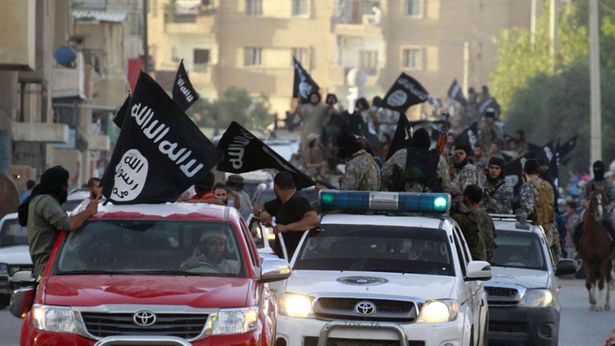 Desfile de vehículos del grupo terrorista EIIL en Siria 