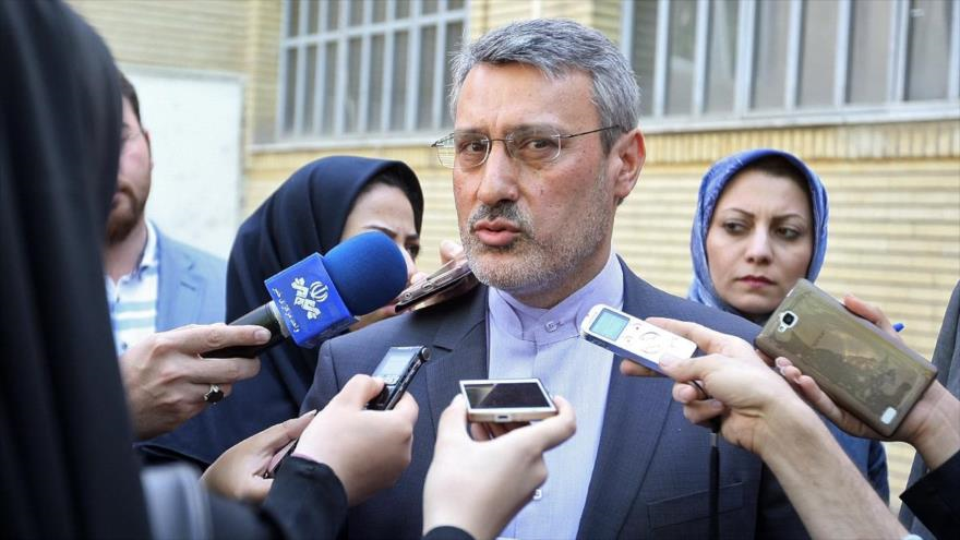 El negociador nuclear iraní Hamid Baidineyad responde a los medios de comunicación, 13 de abril de 2015.