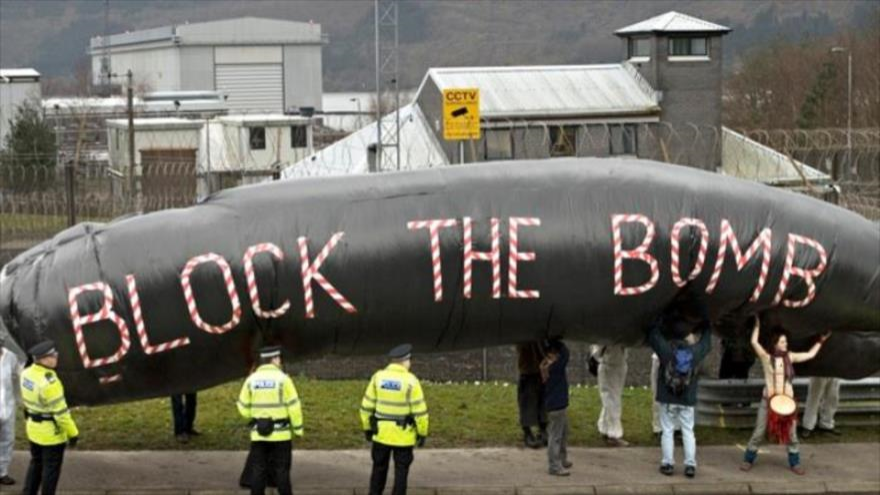 Manifestantes fuera de la base de submarinos de Faslane, 13 de abril de 2015.