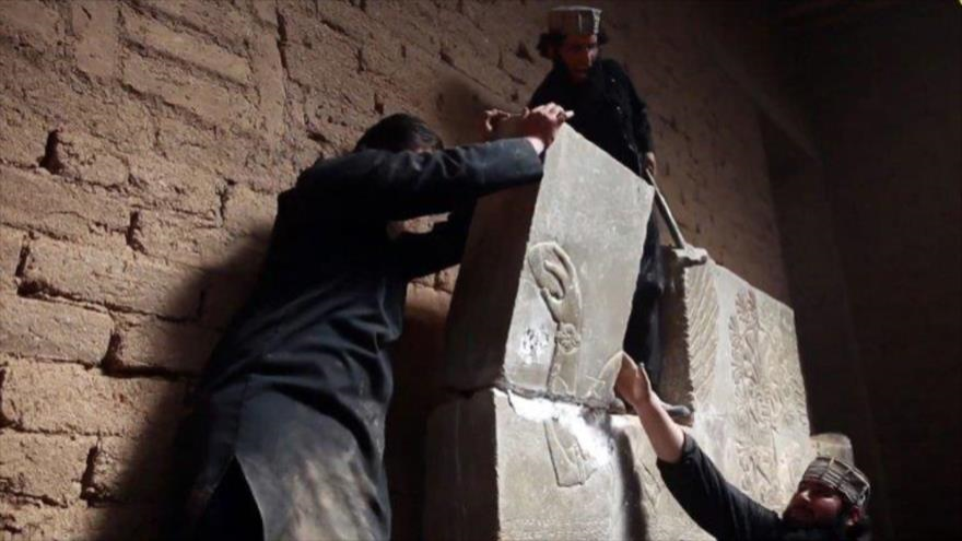 Imagen publicada por el grupo terrorista de EIIL al romper los monumentos históricos de las ruinas de la antigua ciudad de Nimrud, en el norte de Irak.