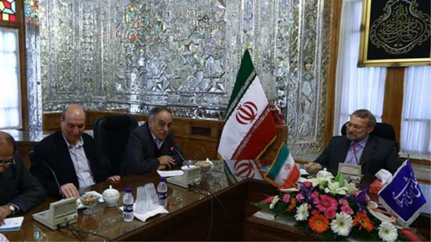 Ali Lariyani, presidente del Parlamento iraní (Mayles) en un encuentro con el secretario general del Frente Popular para la Liberación de Palestina (FPLP), Abu Ahmed Fouad, en Teherán, capital de Irán. 13 de abril de 2015