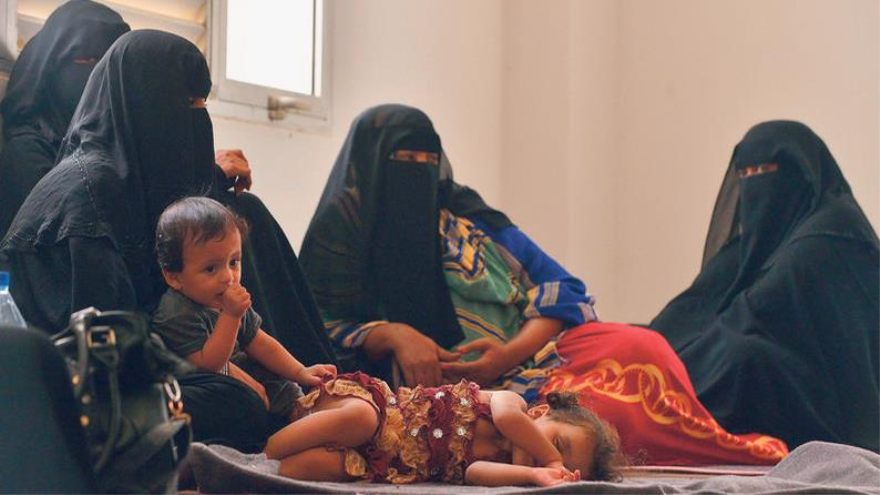 Mujeres yemeníes y sus niños en un campamento de refugiados en Obock, un pequeño puerto en Yibuti
