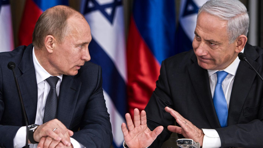 Vladimir putin, presidente ruso (izda.) y Benyamin Netanyahu, primer ministro del régimen israelí (dcha.).