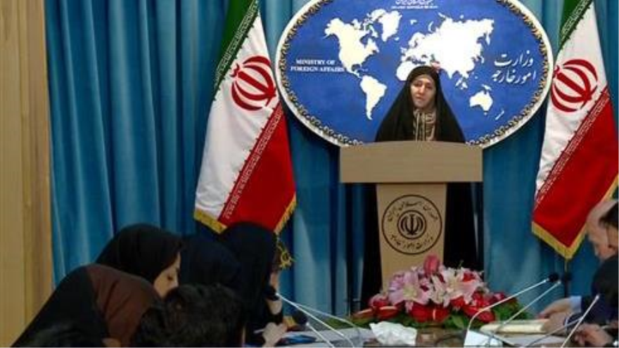 La portavoz de la Cancillería iraní, Marzie Afjam, en su conferencia de prensa semanal en Teherán. 15 de abril de 2015