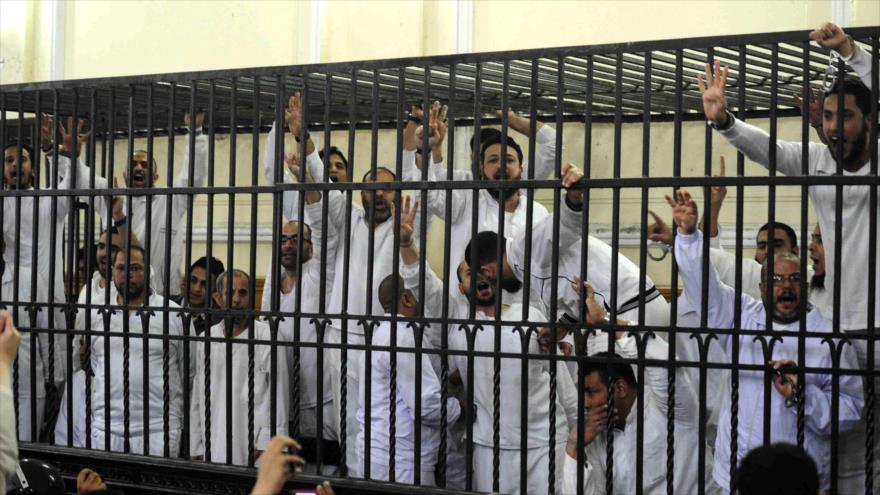 Opositores del actual Gobierno de El Cairo en un tribunal