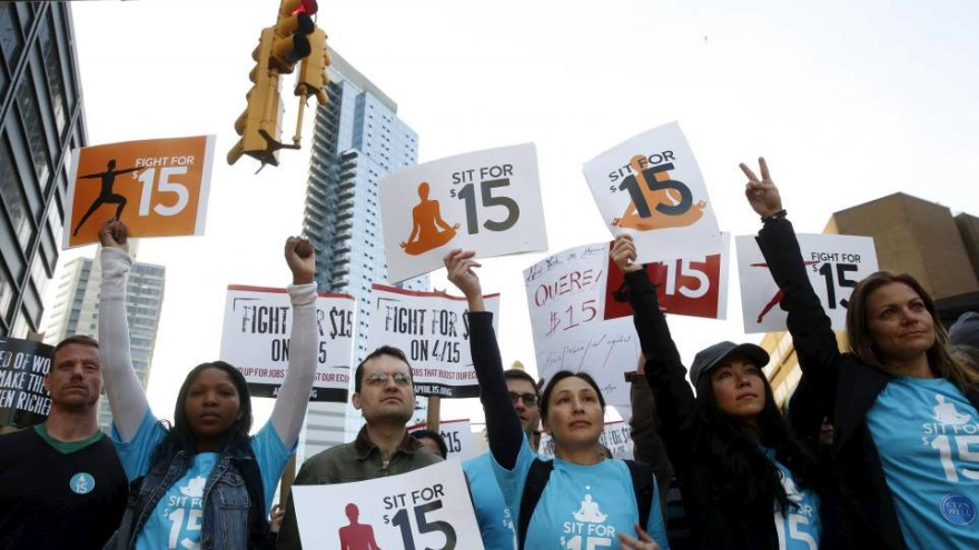 Manifestantes exigen salarios más altos en el barrio de Brooklyn, Nueva York. 15 de abril de 2015