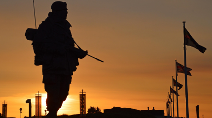 Reino Unido aumenta gastos militares bajo excusa de amenaza argentina